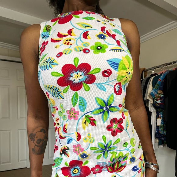 Vintage dress. Stretchy material. Vibrant colors. Size medium. Few stains. - Picture 4 of 5